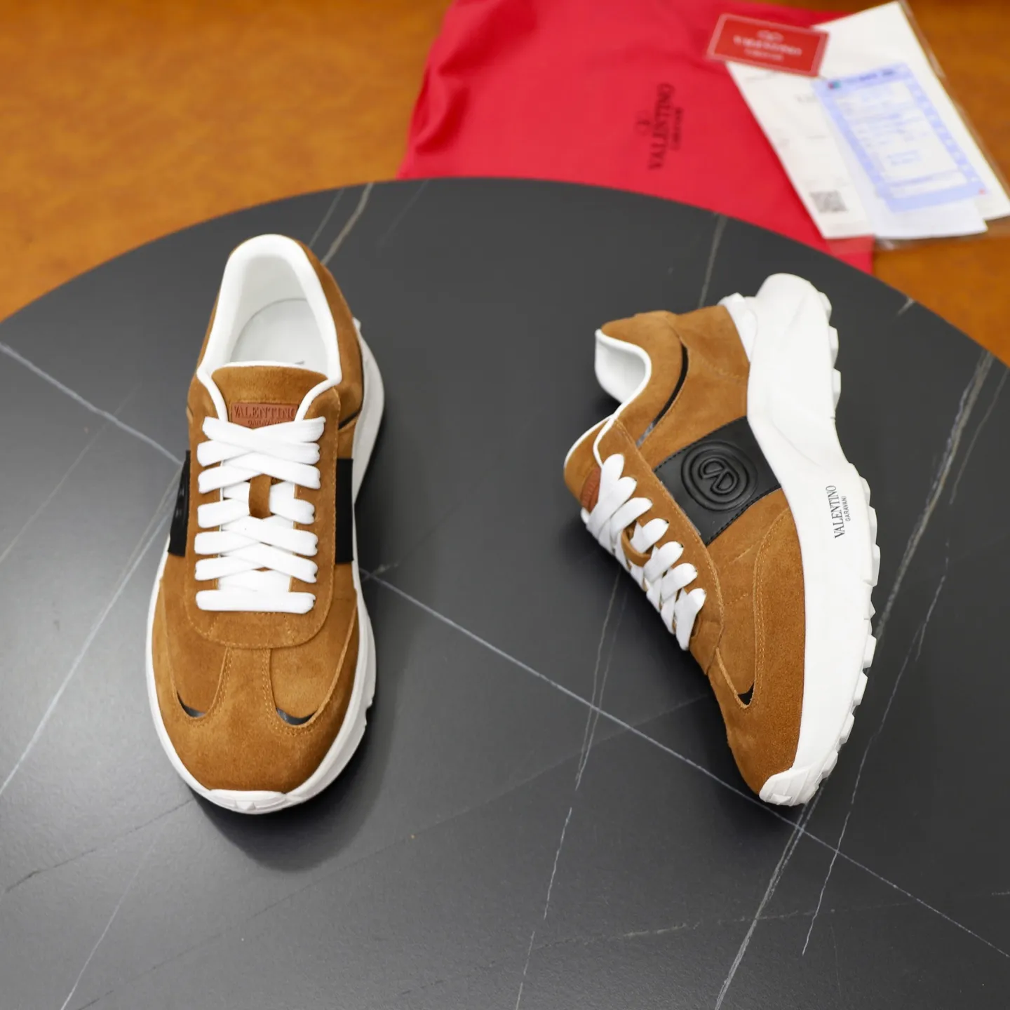 Ex-factory price: 420💰VALENTINO/Valentino Men's latest low-top thick-soled sports shoes are shipped. Made with heavy industry, men's fine casual sports shoes, versatile style. Original leather, rubber lines embellished with geometric segmented uppers, hand-sewn with precision, novel and fashionable style, rubber soles with rivet details on the front and back, VALENTINO GARAVANI LOGO printed on the side, and Valentino Garavani decorative inlay on the tongue. Logo, comfortable, breathable and durable on the feet! Comes with full original packaging! Code number: 38-39-40-41-42-43-44 (45 can be customized)